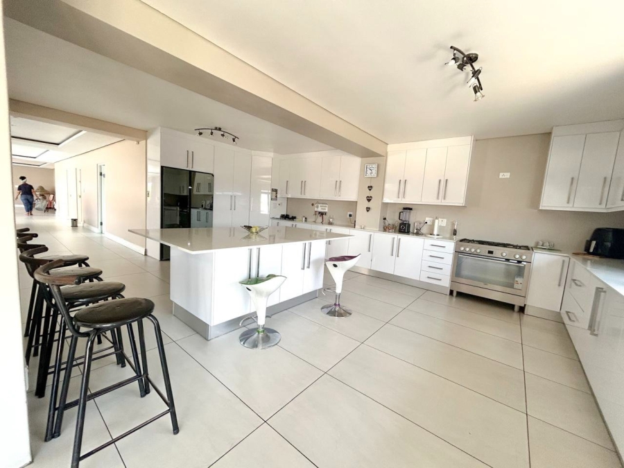 5 Bedroom Property for Sale in Zeekoevlei Western Cape